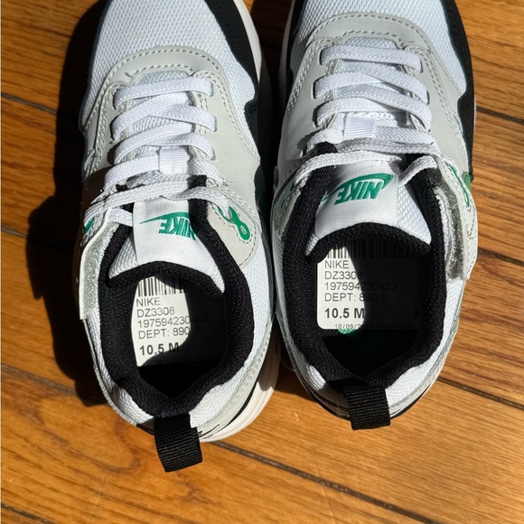 Nike Green and Black Sneakers for Active Comfort - Picture 8 of 15